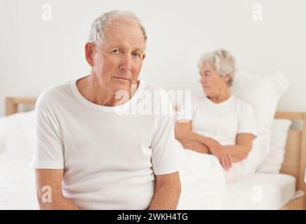 Ältere, Paare und traurig im Schlafzimmer mit Konflikt, ignorieren und Krise in der Ehe für psychische Gesundheit oder Ruhestand. Senior, Frau oder Mann mit Kampf Stockfoto