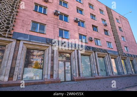 Ein geschlossener, verschlossener, leerer, trauriger United Colors of Benetton-Bekleidungsladen im alten Stadtzentrum. In Almaty, Kasachstan. Stockfoto