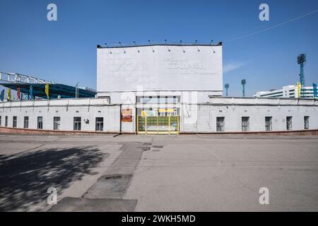 Das Schild, das Logo auf der Rückseite der Anzeigetafel. Im Central Football Stadion in Almaty, Kasachstan. Stockfoto