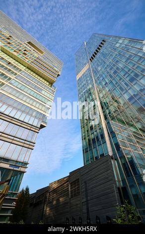 Blick auf die neuen, modernen Gebäude des Hotels Ritz Carlton mit Glashochhaus, Büro, Apartment und Hotel neben der Esentai Mall. In Almaty, Kasachstan. Stockfoto