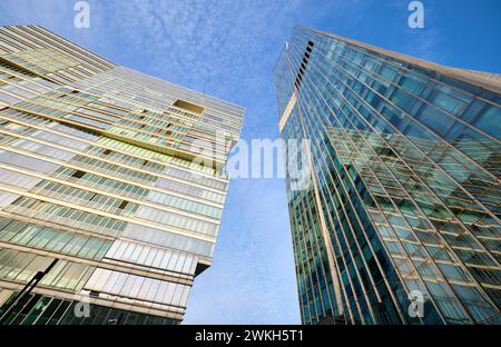 Blick auf die neuen, modernen Gebäude des Hotels Ritz Carlton mit Glashochhaus, Büro, Apartment und Hotel neben der Esentai Mall. In Almaty, Kasachstan. Stockfoto