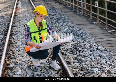 Ingenieurbüro für Bahngleise, das vor Ort arbeitet, Überprüfung und Wartung der Bahngleise auf Sicherheit überprüft Stockfoto