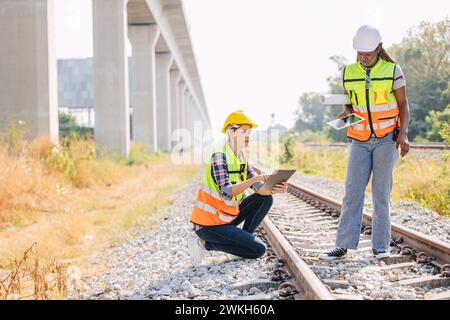 Ingenieurbüro weibliche Bahngleise Serviceteam, das vor Ort arbeitet, Inspektion der Bahngleise für Neubau und Sicherheitsüberprüfung Stockfoto