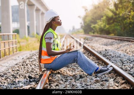 Afrikanische schwarze Ingenieurinnen arbeiten bei der Inspektion des Dienstes auf Bahngleisbaustellen in der Transportindustrie Stockfoto