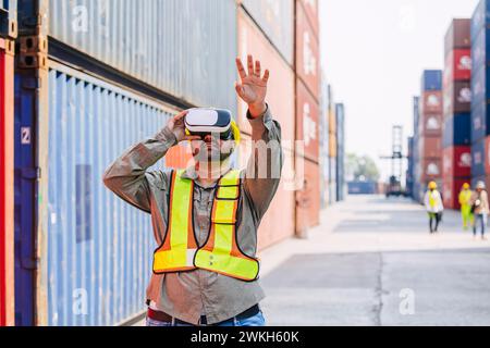 Mitarbeiter mit VR Vision Pro Technologie Headset-Gerät arbeiten auf der Baustelle Container Yard Innovation in der Logistikbranche Stockfoto