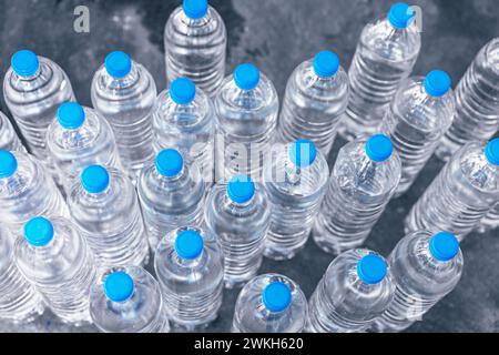 Gruppe von PET-Plastikflaschen mit Trinkwasser in der Wasserwerksfabrik Stockfoto