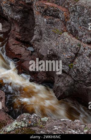 Der Tempernce River fließt durch einen Slot Canyon im Temperence River State Park, Cook County, Minnesota Stockfoto