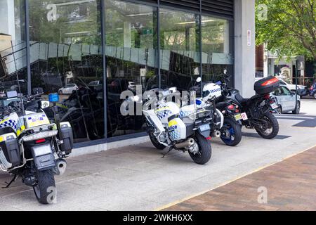 Die South Eveleigh Polizeistation in Sydney und das Polizeimotorrad funkten vor der Station, New South Wales, Australien Stockfoto