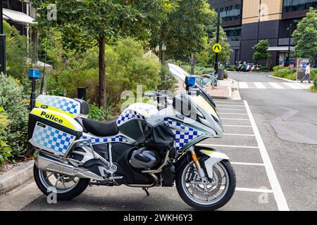 Sydney Australia Police Motorrad, BMW R1250, parkte vor der Polizeiwache im South Eveleigh Geschäftsviertel, Sydney, NSW, Australien Stockfoto