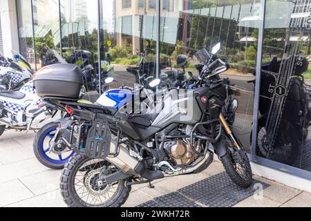 South Eveleigh Sydney, Motorräder einschließlich Honda Africa Twin und Polizei Motorrad parken vor der Polizeistation, Sydney, NSW, Australien, 2024 Stockfoto