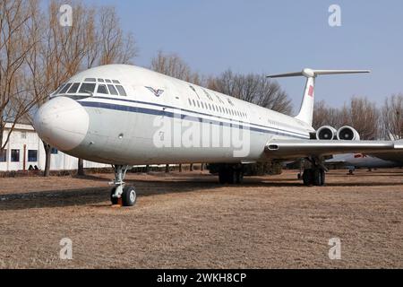 Peking, China. Februar 2024. Am 6. Februar 2024 wird ein Flugzeug der Iljuschin-62 im Flugzeugmuseum Chinas in Peking, China, ausgestellt. (Foto: Costfoto/NurPhoto) Credit: NurPhoto SRL/Alamy Live News Stockfoto