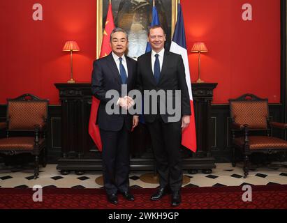 Paris, Frankreich. Februar 2024. Wang Yi, Direktor des Büros der Zentralkommission für auswärtige Angelegenheiten, auch Mitglied des Politbüros des Zentralkomitees der Kommunistischen Partei Chinas, ist Ko-Vorsitzender des 25. China-Frankreich-Strategischen Dialogs mit dem diplomatischen Rat des französischen Präsidenten Emmanuel Bonne am 20. Februar 2024 in Paris. Quelle: Zhao Dingzhe/Xinhua/Alamy Live News Stockfoto