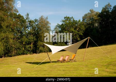 Drei Liegestühle auf dem Rasen. Stockfoto