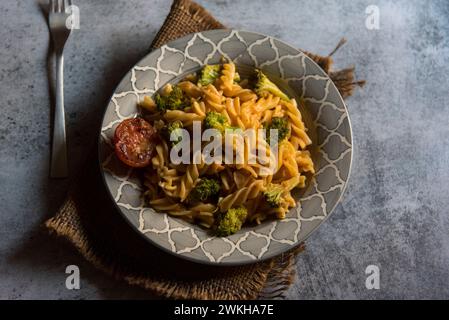 Bereit, gekochte Pasta in einer Schüssel zu essen. Nahaufnahme Stockfoto