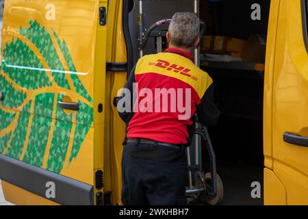 Bordeaux , Frankreich - 02 19 2024 : DHL deutsche Post Group Logo und Markenzeichen auf der Rückseite des Lieferers, der Pakete aus gelbem Lkw-Transporter liefert Stockfoto