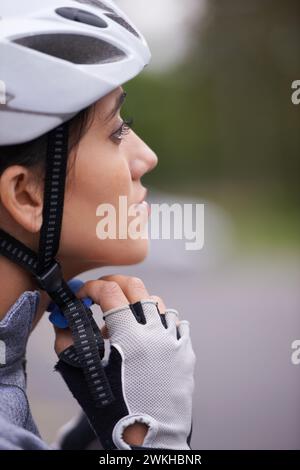 Radfahren, Damenhelm und verstellbarer Helm für Sicherheit, Schutz und Trainingsausrüstung für Reisen im Freien. Radfahrer, Person und Hut in Vorbereitung auf Stockfoto