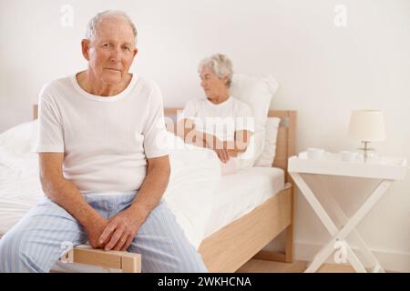 Senioren, Paare und Stress im Schlafzimmer mit Konflikt, Ignorieren und Krise in der Ehe für psychische Gesundheit und Ruhestand. Ältere Menschen, Frau oder Mann mit Kampf Stockfoto