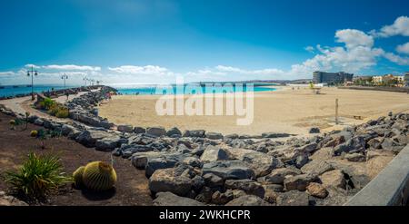 Puerto del Rosario, Spanien, 16. Februar 2024: Panoramablick auf Playa de los Pozos o Playa Chica, Fuerteventura Stockfoto