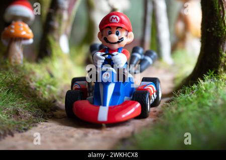 Lemberg, Ukraine - 7. Dezember 2023: Super Mario in einem Kart - Rennspielzeug Stockfoto