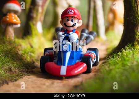 Lemberg, Ukraine - 7. Dezember 2023: Super Mario in einem Kart - Rennspielzeug Stockfoto