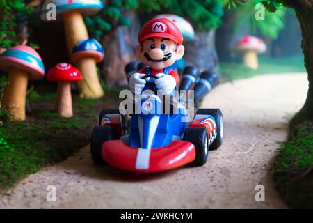 Lemberg, Ukraine - 7. Dezember 2023: Super Mario in einem Kart - Rennspielzeug Stockfoto