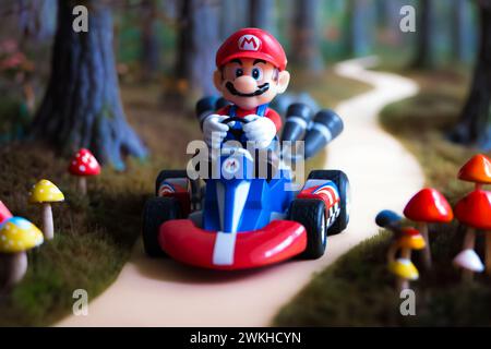 Lemberg, Ukraine - 7. Dezember 2023: Super Mario in einem Kart - Rennspielzeug Stockfoto