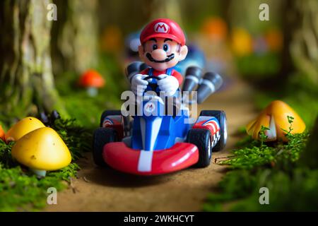 Lemberg, Ukraine - 7. Dezember 2023: Super Mario in einem Kart - Rennspielzeug Stockfoto