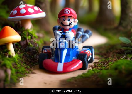 Lemberg, Ukraine - 7. Dezember 2023: Super Mario in einem Kart - Rennspielzeug Stockfoto