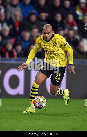 Eindhoven, Niederlande. Februar 2024. Fußball: Champions League, PSV Eindhoven - Borussia Dortmund, K.-o.-Runde, Achtelfinale, erstes Leg, im Philips Stadion. Dortmunder Donyell Malen spielt den Ball. Quelle: Federico Gambarini/dpa/Alamy Live News Stockfoto