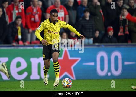 Eindhoven, Niederlande. Februar 2024. Fußball: Champions League, PSV Eindhoven - Borussia Dortmund, K.-o.-Runde, Achtelfinale, erstes Leg, im Philips Stadion. Dortmunder Youssoufa Moukoko spielt den Ball. Quelle: Federico Gambarini/dpa/Alamy Live News Stockfoto