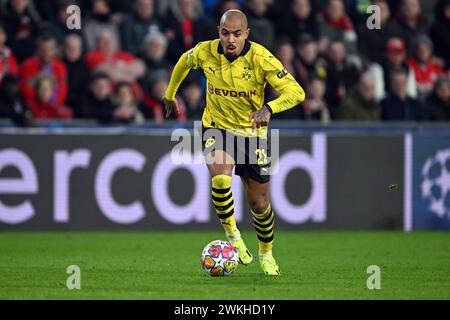 Eindhoven, Niederlande. Februar 2024. Fußball: Champions League, PSV Eindhoven - Borussia Dortmund, K.-o.-Runde, Achtelfinale, erstes Leg, im Philips Stadion. Dortmunder Donyell Malen spielt den Ball. Quelle: Federico Gambarini/dpa/Alamy Live News Stockfoto