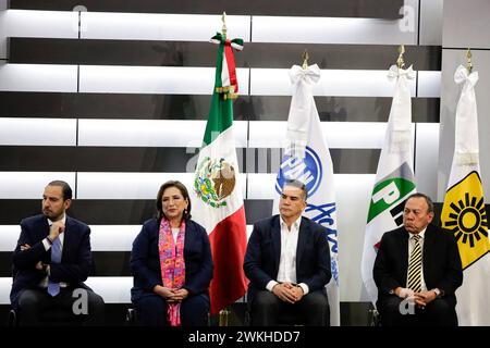 Registrierung von Xochitl Galvez als Präsidentschaftskandidaten Mexikos 20. Februar 2024, Mexiko-Stadt: der einzige Kandidat der Wahlkoalition Fuerza y Corazon por Mexico, Xochitl Galvez Ruiz mit den Präsidenten der Nationalen Aktionspartei, Marko Cortes von der Institutional Revolutionary Party, Alejandro Moreno Cardenas und der Partei der Demokratischen Revolution, Jesus Zambrano vom Nationalen Wahlinstitut in Mexiko-Stadt. Mexico City CDMX Mexiko Copyright: XLuisxBarronxxxEyepixxGroupx Stockfoto