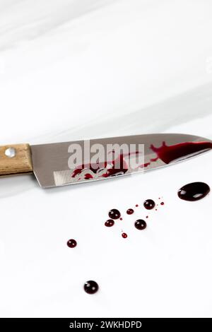 Blutiges Messer und Blutflecken auf einem Tisch Stockfoto