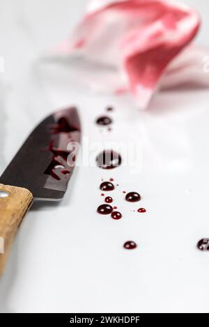 Blutiges Messer und Blutflecken auf einem Tisch Stockfoto
