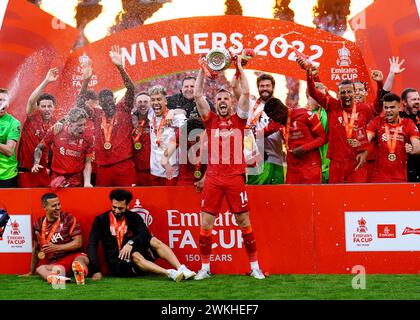 Dateifoto vom 14.05.2022 von Liverpool Jordan Henderson hebt die Trophäe, während er mit seinen Teamkollegen feiert, nachdem er das Finale des Emirates FA Cup gewonnen hat. Die bekannten Gegner Liverpool und Chelsea erneuern die Rivalität im Finale des Carabao Cups. Seit September 2018 trafen sich die beiden Teams 17 Mal, und bei den drei Finalspielen ging jedes Team ins Elfmeterschießen, wobei Liverpool in allen drei Punkten siegte. Ausgabedatum: Mittwoch, 21. Februar 2024. Stockfoto