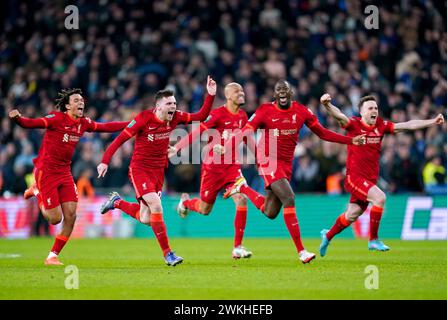 Dateifoto vom 27.02.2022 der Liverpool-Spieler feiern nach dem Sieg im Finale des Carabao Cups. Die Wiedervereinigung am Sonntag in Wembley ist eine Wiederholung des Carabao Cup-Endspiels 2022, bei dem ein episches Schießen zwischen dem Roten Torhüter Caoimhin Kelleher und Kepa Arrizabalaga seinen 11. Versuch verpasste. Ausgabedatum: Mittwoch, 21. Februar 2024. Stockfoto