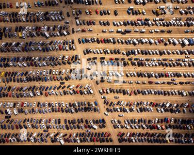Ein dichtes Muster verschiedener geparkter Autos von oben, das die Ordnung und das Konzept des städtischen Verkehrs verdeutlicht. Stockfoto