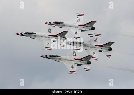 Vier Kampfjets fliegen in perfekter Formation durch den Himmel Stockfoto