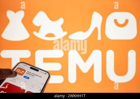 Handy mit geöffnetem App Store für TEMU-Download vor Logo-Hintergrund 21.02.24, Limburg: Symbolfoto, Illustrationsbild, Symbolbild, Illustrationsfoto Handy mit geöffnetem App Store für TEMU-Download vor Logo-Hintergrund ein Smartphone zeigt den geöffneten App Store, der zum Download der TEMU-App auffordert. Im Hintergrund ist deutlich das Logo von TEMU auf einem Bildschirm zu erkennen, was die Markenpräsenz unterstreicht Limburg Hessen Deutschland *** Handy mit geöffnetem App Store für TEMU Download vor Logo Hintergrund 21 02 24, Limburg Symbolfoto, Illustrationsbild, Symbolbild, illus Stockfoto