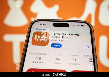 Handy mit geöffnetem App Store für TEMU-Download vor Logo-Hintergrund 21.02.24, Limburg: Symbolfoto, Illustrationsbild, Symbolbild, Illustrationsfoto Handy mit geöffnetem App Store für TEMU-Download vor Logo-Hintergrund ein Smartphone zeigt den geöffneten App Store, der zum Download der TEMU-App auffordert. Im Hintergrund ist deutlich das Logo von TEMU auf einem Bildschirm zu erkennen, was die Markenpräsenz unterstreicht Limburg Hessen Deutschland *** Handy mit geöffnetem App Store für TEMU Download vor Logo Hintergrund 21 02 24, Limburg Symbolfoto, Illustrationsbild, Symbolbild, illus Stockfoto