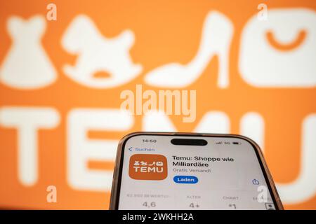 Handy mit geöffnetem App Store für TEMU-Download vor Logo-Hintergrund 21.02.24, Limburg: Symbolfoto, Illustrationsbild, Symbolbild, Illustrationsfoto Handy mit geöffnetem App Store für TEMU-Download vor Logo-Hintergrund ein Smartphone zeigt den geöffneten App Store, der zum Download der TEMU-App auffordert. Im Hintergrund ist deutlich das Logo von TEMU auf einem Bildschirm zu erkennen, was die Markenpräsenz unterstreicht Limburg Hessen Deutschland *** Handy mit geöffnetem App Store für TEMU Download vor Logo Hintergrund 21 02 24, Limburg Symbolfoto, Illustrationsbild, Symbolbild, illus Stockfoto