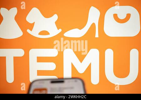 Handy mit geöffnetem App Store für TEMU-Download vor Logo-Hintergrund 21.02.24, Limburg: Symbolfoto, Illustrationsbild, Symbolbild, Illustrationsfoto Handy mit geöffnetem App Store für TEMU-Download vor Logo-Hintergrund ein Smartphone zeigt den geöffneten App Store, der zum Download der TEMU-App auffordert. Im Hintergrund ist deutlich das Logo von TEMU auf einem Bildschirm zu erkennen, was die Markenpräsenz unterstreicht Limburg Hessen Deutschland *** Handy mit geöffnetem App Store für TEMU Download vor Logo Hintergrund 21 02 24, Limburg Symbolfoto, Illustrationsbild, Symbolbild, illus Stockfoto