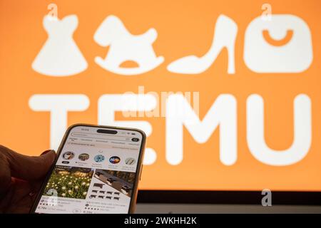 Handy mit geöffnetem App Store für TEMU-Download vor Logo-Hintergrund 21.02.24, Limburg: Symbolfoto, Illustrationsbild, Symbolbild, Illustrationsfoto Handy mit geöffnetem App Store für TEMU-Download vor Logo-Hintergrund ein Smartphone zeigt den geöffneten App Store, der zum Download der TEMU-App auffordert. Im Hintergrund ist deutlich das Logo von TEMU auf einem Bildschirm zu erkennen, was die Markenpräsenz unterstreicht Limburg Hessen Deutschland *** Handy mit geöffnetem App Store für TEMU Download vor Logo Hintergrund 21 02 24, Limburg Symbolfoto, Illustrationsbild, Symbolbild, illus Stockfoto