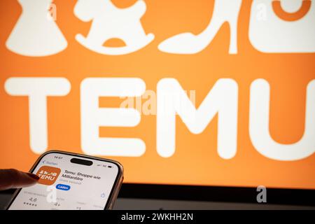 Handy mit geöffnetem App Store für TEMU-Download vor Logo-Hintergrund 21.02.24, Limburg: Symbolfoto, Illustrationsbild, Symbolbild, Illustrationsfoto Handy mit geöffnetem App Store für TEMU-Download vor Logo-Hintergrund ein Smartphone zeigt den geöffneten App Store, der zum Download der TEMU-App auffordert. Im Hintergrund ist deutlich das Logo von TEMU auf einem Bildschirm zu erkennen, was die Markenpräsenz unterstreicht Limburg Hessen Deutschland *** Handy mit geöffnetem App Store für TEMU Download vor Logo Hintergrund 21 02 24, Limburg Symbolfoto, Illustrationsbild, Symbolbild, illus Stockfoto