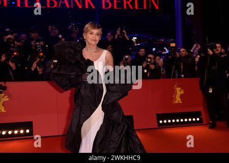 Sharon Stone bei der Ankunft zu der Verleihung des Goldenen Ehrenbären bei den 74. Internationale Filmfestspiele in Berlin 20.02.2024 *** Sharon Stone kommt bei der Verleihung des Goldenen Bären-Ehrenpreises auf den 74. Internationalen Filmfestspielen Berlin 20 02 2024 Stockfoto