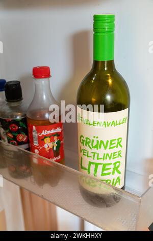 Grüner Veltliner und Almdudler in einer Kühlschranktür, Wien, Österreich. Stockfoto