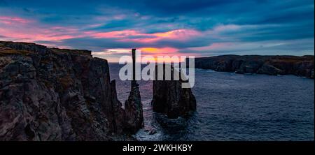 Ein malerischer Blick auf den Sonnenuntergang über dem Meer und der Küste Stockfoto