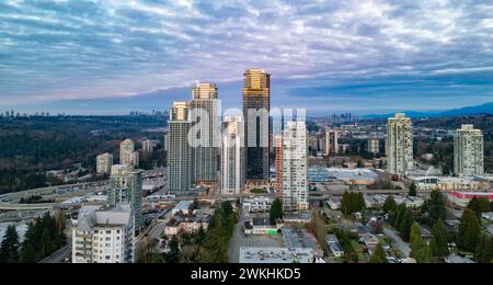 Ein Blick aus der Luft auf eine moderne Skyline der Innenstadt unter einem bewölkten Himmel Stockfoto