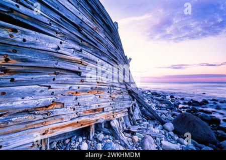 Holzrumpf auf einem alten Schiffswrack am Meer Stockfoto
