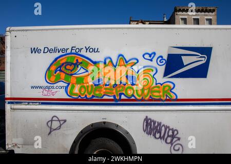 Ein UPS Lieferwagen mit farbenfrohen Graffiti-Kunst Stockfoto